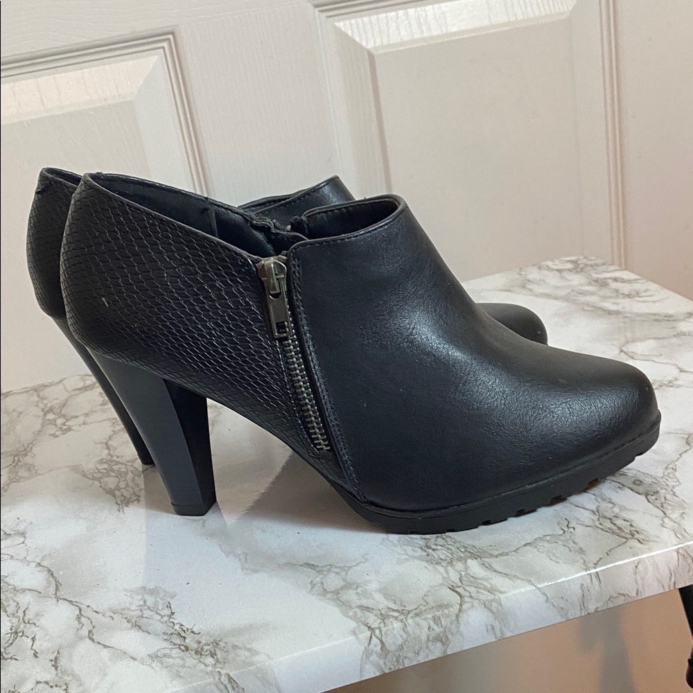 White Mountain Black Textured Ankle Heeled Boots Size 8.5 W